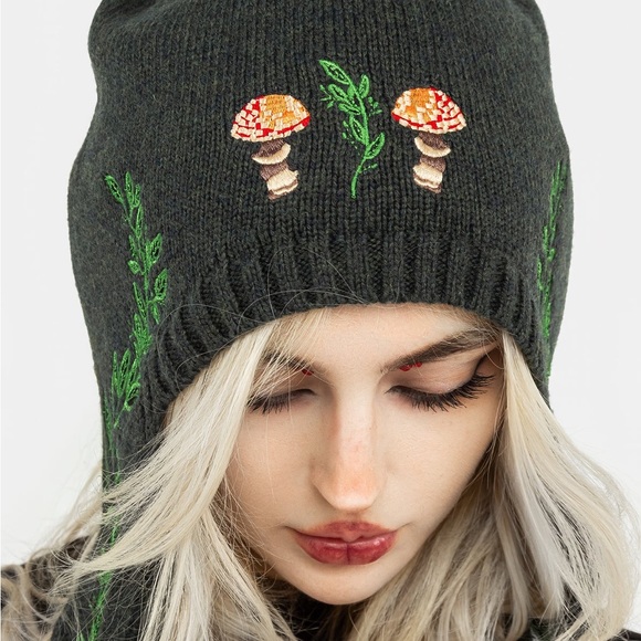 DISTURBIA Fable Embroidered Bonnet Hat - Picture 4 of 6
